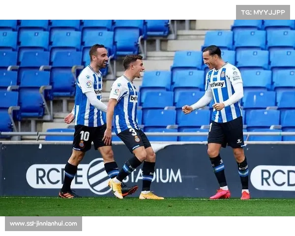 罗伯托点射一蹴而就,西班牙人主场沸腾。 罗伯托点射一蹴而就,西班牙人主场沸腾。