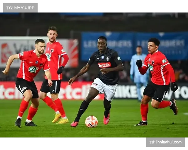 雨战中，弗赖堡球员仍坚持短传配合，场地积水对双方影响显著