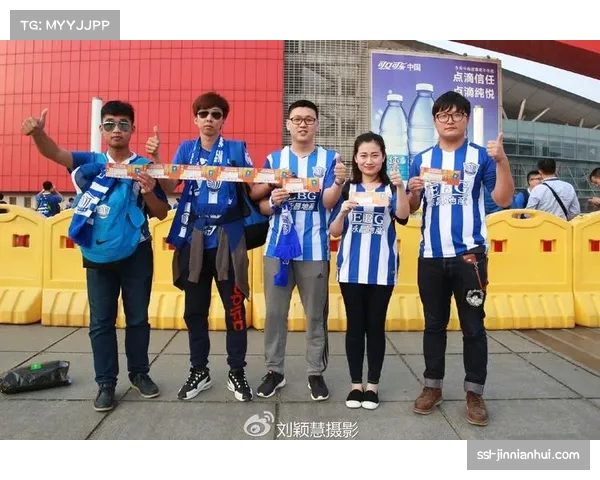 球迷特写：远征军高唱队歌，客队看台成蓝色海洋